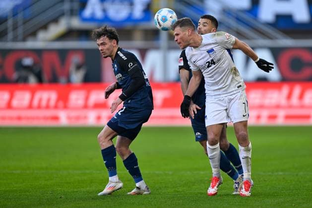 Paderborn, Home Deluxe Arena, 19.01.25, GER, Herren, 2.Bundesliga, Saison 2024-2025, SC Paderborn 07 - Hertha BSC Berlin Bild: v.li. im Zweikampf Aaron ZEHNTER (Paderborn) und Florian NIEDERLECHNER (Hertha BSC) Only for editorial use! DFL regulations prohibit any use of photographs as image sequences and or quasi-video. NRW Deutschland