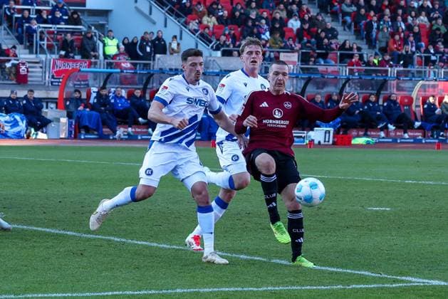 im Zweikampf, Aktion, mit Nicolai Rapp 17 (Karlsruher SC), Finn Jeltsch 4 (1.FC Nuernberg), 1. FC Nuernberg vs. Karlsruher SC, Fussball, 2. Bundesliga, 18. Spieltag, 19.01.2025 DFB regulations prohibit any use of photographs as image sequences and or quasi-video Nuernberg Bayern Deutschland