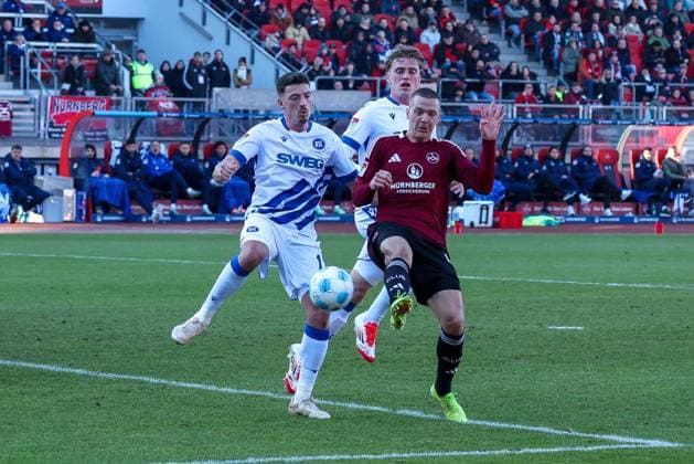 im Zweikampf, Aktion, mit Nicolai Rapp 17 (Karlsruher SC), Finn Jeltsch 4 (1.FC Nuernberg), 1. FC Nuernberg vs. Karlsruher SC, Fussball, 2. Bundesliga, 18. Spieltag, 19.01.2025 DFB regulations prohibit any use of photographs as image sequences and or quasi-video Nuernberg Bayern Deutschland