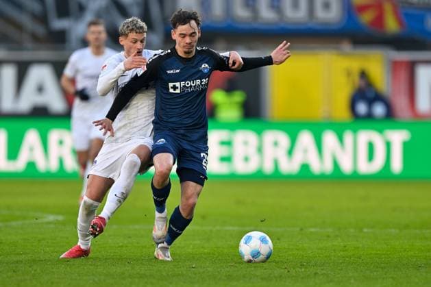 Paderborn, Home Deluxe Arena, 19.01.25, GER, Herren, 2.Bundesliga, Saison 2024-2025, SC Paderborn 07 - Hertha BSC Berlin Bild: v.li. im Zweikampf Michael CUISANCE (Hertha BSC) und Aaron ZEHNTER (Paderborn) Only for editorial use! DFL regulations prohibit any use of photographs as image sequences and or quasi-video. NRW Deutschland