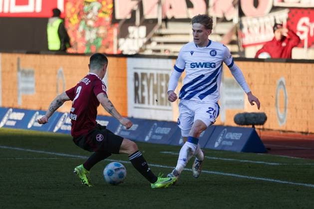 im Zweikampf, Aktion, mit Oliver Villadsen 2 (1.FC Nuernberg) und David Herold 20 (Karlsruher SC), 1. FC Nuernberg vs. Karlsruher SC, Fussball, 2. Bundesliga, 18. Spieltag, 19.01.2025 DFB regulations prohibit any use of photographs as image sequences and or quasi-video Nuernberg Bayern Deutschland