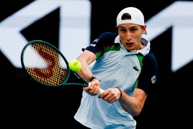 January 19, 2025: MELBOURNE, AUSTRALIA - JANUARY 19: Ugo Humbert of France plays Alexander Zverev of Germany on day eight of the 2025 Australian Open at Melbourne Park on January 19, 2025 in Melbourne, Australia. - ZUMAp121 20250119_zsp_p121_119 Copyright: xChrisxPutnamx