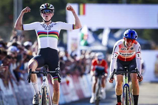 Bilder des Jahres 2025, Sport 01 Januar Sport Themen der Woche KW03 Sport Bilder des Tages Dutch Fem Van Empel celebrates as she crosses the finish line to win the women s elite race at the cyclocross cycling event in Benidorm, Spain, Sunday 19 January 2025, stage 12 14 in the UCI World Cup competition. DAVIDxPINTENS  x110728238x
