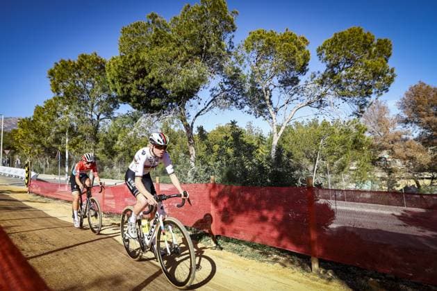Dutch Fem Van Empel and Luxembourgian Marie Schreiber pictured in action during the women s elite race at the cyclocross cycling event in Benidorm, Spain, Sunday 19 January 2025, stage 12 14 in the UCI World Cup competition. DAVIDxPINTENS  x110728559x