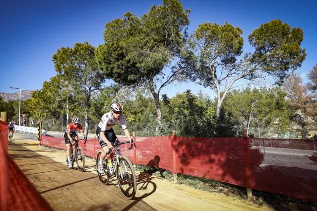 Luxembourgian Marie Schreiber and Dutch Fem Van Empel pictured in action during the women s elite race at the cyclocross cycling event in Benidorm, Spain, Sunday 19 January 2025, stage 12 14 in the UCI World Cup competition. DAVIDxPINTENS  x110728691x