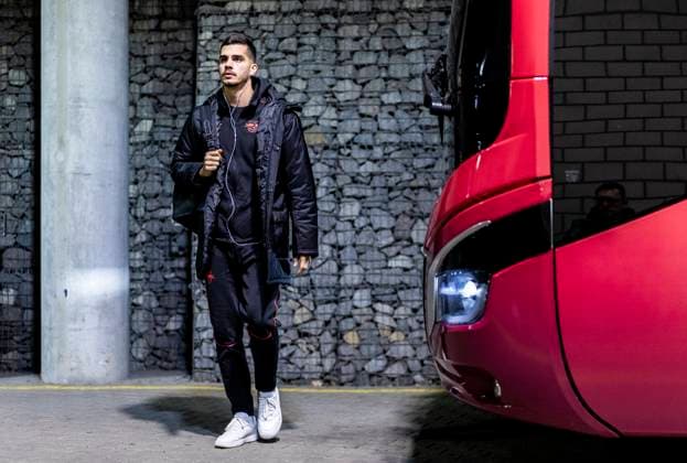 Busankunft. Leipzigs Andre Silva. Fussball 1. Bundesliga, 16. Spieltag: RB Leipzig - SV Werder Bremen 4:2. 12. Januar 2025: Leipzig, Red Bull Arena. RB Leipzig - SV Werder Bremen 4:2