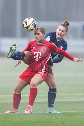 Testspiel Frauen: 1. FC Köln - VfL Bochum, 19.01.2025 Lilith Schmidt (1. FC Köln, 16) im Zweikampf mit Alessandra Vogel (VfL Bochum, 9). Testspiel Frauen, 1. FC Köln - VfL Bochum, am 19.01.2025, Geißbockheim, Köln Copyright: xBEAUTIFULxSPORTS Meuselx
