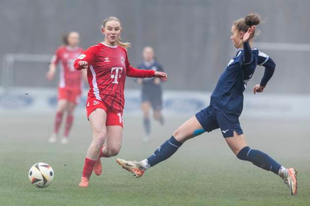 Sport Bilder des Tages Testspiel Frauen: 1. FC Köln - VfL Bochum, 19.01.2025 Carlotta Imping (1. FC Köln, 14), Franziska Wenzel (VfL Bochum, 31). Testspiel Frauen, 1. FC Köln - VfL Bochum, am 19.01.2025, Geißbockheim, Köln Copyright: xBEAUTIFULxSPORTS Meuselx