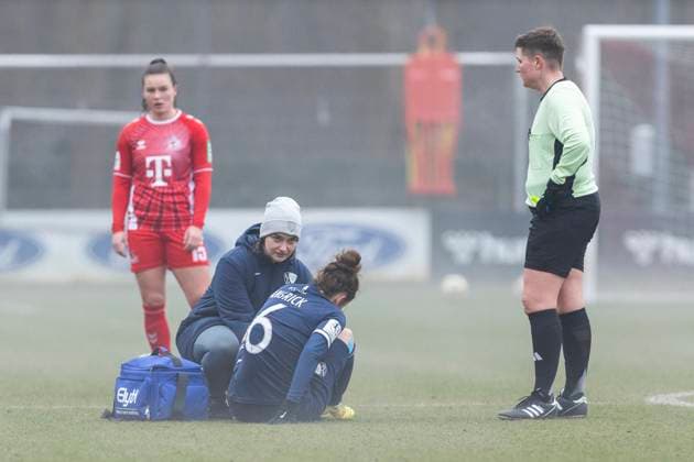 Testspiel Frauen: 1. FC Köln - VfL Bochum, 19.01.2025 Janine Angrick (VfL Bochum, 6) muss behandelt werden. Testspiel Frauen, 1. FC Köln - VfL Bochum, am 19.01.2025, Geißbockheim, Köln Copyright: xBEAUTIFULxSPORTS Meuselx