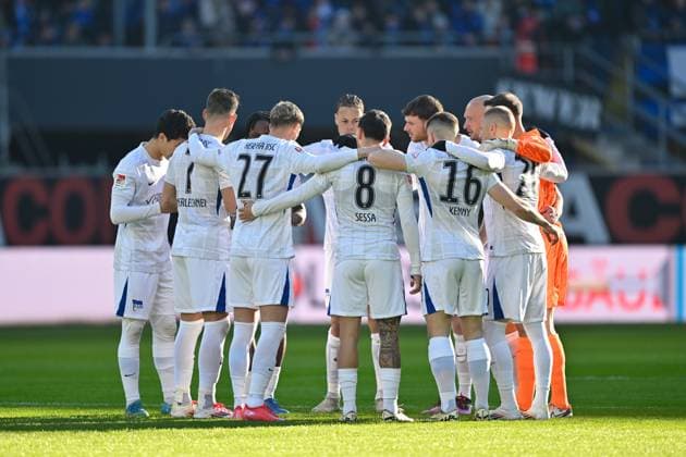 Paderborn, Home Deluxe Arena, 19.01.25, GER, Herren, 2.Bundesliga, Saison 2024-2025, SC Paderborn 07 - Hertha BSC Berlin Bild: Kreisbildung von den Berliner Spielern Only for editorial use! DFL regulations prohibit any use of photographs as image sequences and or quasi-video. NRW Deutschland