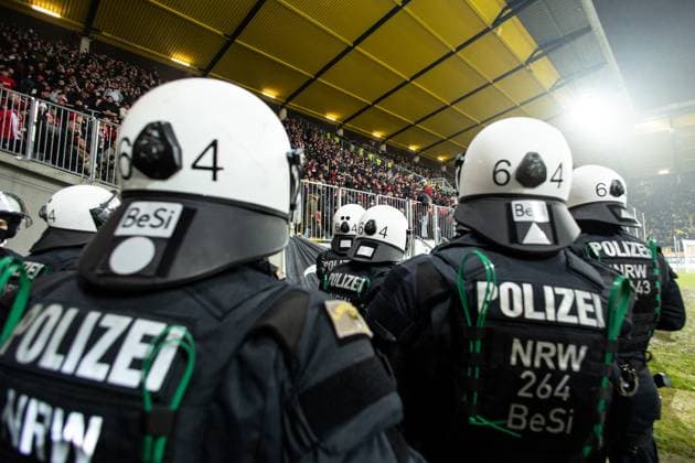 Bilder des Jahres 2025, Sport 01 Januar Sport Themen der Woche KW03 Sport Bilder des Tages 3.Liga: Alemannia Aachen - Rot-Weiss Essen; 19.01.2025 Polizisten stehen vor dem Gästeblock, Fans von Rot-Weiss Essen. 3.Liga: Alemannia Aachen - Rot-Weiss Essen; Tivoli, Aachen; 19.01.2025 DFB regulations prohibit any use of photographs as image sequences and or quasi video. *** 3 Liga Alemannia Aachen Rot Weiss Essen 19 01 2025 Police officers stand in front of the guest block, fans of Rot Weiss Essen 3 Liga Alemannia Aachen Rot Weiss Essen Tivoli, Aachen 19 01 2025 DFB regulations prohibit any use of photographs as image sequences and or quasi video Copyright: xBEAUTIFULxSPORTS Buriakovx