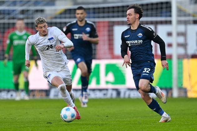Paderborn, Home Deluxe Arena, 19.01.25, GER, Herren, 2.Bundesliga, Saison 2024-2025, SC Paderborn 07 - Hertha BSC Berlin Bild: v.li. im Zweikampf Michael CUISANCE (Hertha BSC) und Aaron ZEHNTER (Paderborn) Only for editorial use! DFL regulations prohibit any use of photographs as image sequences and or quasi-video. NRW Deutschland