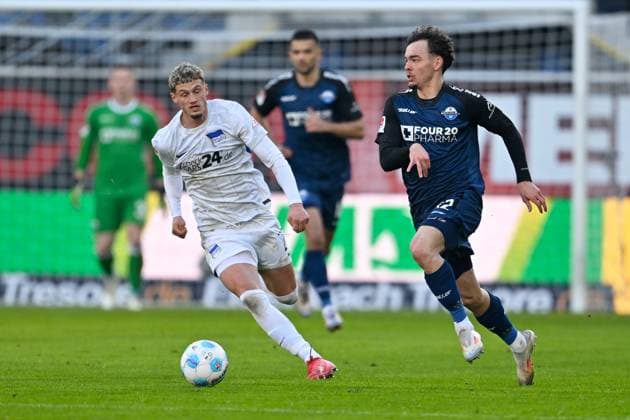 Paderborn, Home Deluxe Arena, 19.01.25, GER, Herren, 2.Bundesliga, Saison 2024-2025, SC Paderborn 07 - Hertha BSC Berlin Bild: v.li. im Zweikampf Michael CUISANCE (Hertha BSC) und Aaron ZEHNTER (Paderborn) Only for editorial use! DFL regulations prohibit any use of photographs as image sequences and or quasi-video. NRW Deutschland