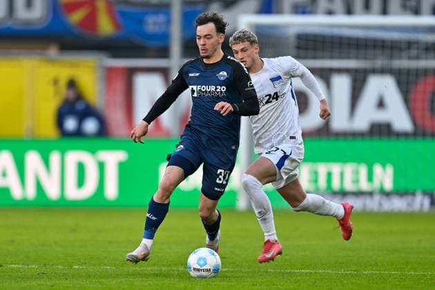 Paderborn, Home Deluxe Arena, 19.01.25, GER, Herren, 2.Bundesliga, Saison 2024-2025, SC Paderborn 07 - Hertha BSC Berlin Bild: v.li. im Zweikampf Michael CUISANCE (Hertha BSC) und Aaron ZEHNTER (Paderborn) Only for editorial use! DFL regulations prohibit any use of photographs as image sequences and or quasi-video. NRW Deutschland