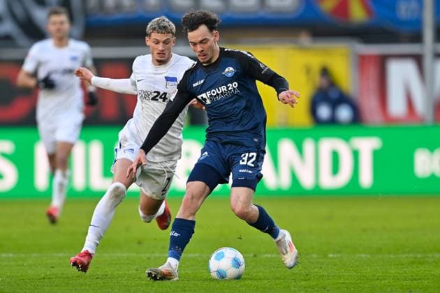 Paderborn, Home Deluxe Arena, 19.01.25, GER, Herren, 2.Bundesliga, Saison 2024-2025, SC Paderborn 07 - Hertha BSC Berlin Bild: v.li. im Zweikampf Michael CUISANCE (Hertha BSC) und Aaron ZEHNTER (Paderborn) Only for editorial use! DFL regulations prohibit any use of photographs as image sequences and or quasi-video. NRW Deutschland