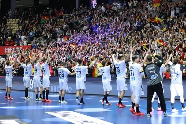 Sport Bilder des Tages Deutschland - Tschechien, IHF WM 2025 Die deutsche Mannschaft wird vom Publikum gefeiert. Handball IHF Weltmeisterschaft, Länderspiel zwischen Deutschland und Tschechien am 19. Januar 2025 in Herning (Dänemark)., Herning Dänemark Jyske Bank Boxen