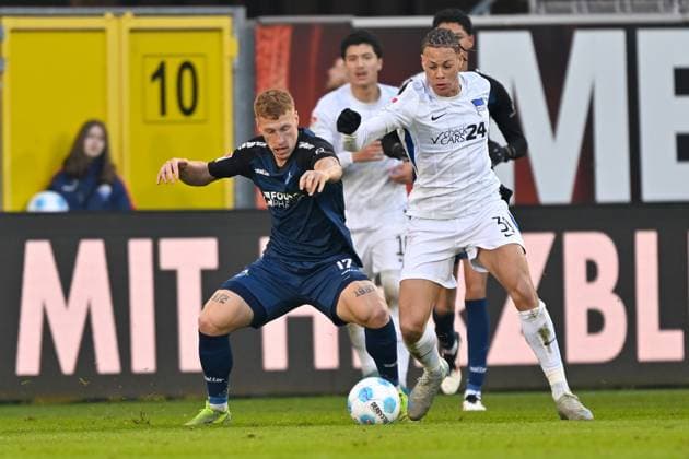 Paderborn, Home Deluxe Arena, 19.01.25, GER, Herren, 2.Bundesliga, Saison 2024-2025, SC Paderborn 07 - Hertha BSC Berlin Bild: v.li. im Zweikampf Laurin CURDA (Paderborn) und Derry SCHERHANT (Hertha BSC) Only for editorial use! DFL regulations prohibit any use of photographs as image sequences and or quasi-video. NRW Deutschland