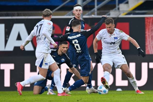 Paderborn, Home Deluxe Arena, 19.01.25, GER, Herren, 2.Bundesliga, Saison 2024-2025, SC Paderborn 07 - Hertha BSC Berlin Bild: v.li. im Zweikampf Marvin MEHLEM (Paderborn) und Florian NIEDERLECHNER (Hertha BSC) Only for editorial use! DFL regulations prohibit any use of photographs as image sequences and or quasi-video. NRW Deutschland