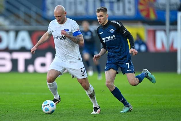 Paderborn, Home Deluxe Arena, 19.01.25, GER, Herren, 2.Bundesliga, Saison 2024-2025, SC Paderborn 07 - Hertha BSC Berlin Bild: v.li. im Zweikampf Toni LEISTNER (Hertha BSC) und Filip BILBIJA (Paderborn) Only for editorial use! DFL regulations prohibit any use of photographs as image sequences and or quasi-video. NRW Deutschland