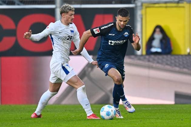 Paderborn, Home Deluxe Arena, 19.01.25, GER, Herren, 2.Bundesliga, Saison 2024-2025, SC Paderborn 07 - Hertha BSC Berlin Bild: v.li. im Zweikampf Michael CUISANCE (Hertha BSC) und Visar MUSLIU (Paderborn) Only for editorial use! DFL regulations prohibit any use of photographs as image sequences and or quasi-video. NRW Deutschland