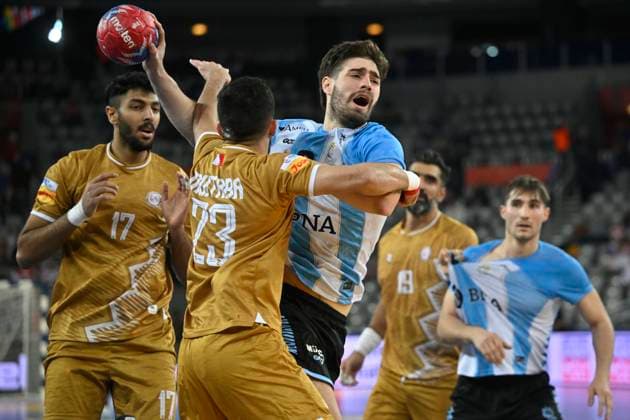 Sport Themen der Woche KW03 Sport Bilder des Tages Croatia, Zagreb, 190125. Arena Zagreb. IHF World Handball Championship 2025 - Croatia Denmark Norway. The match of the 3rd round of group H, Argentina - Bahrain. In the photo: Tomas Valentin Canete, Mujtaba Alzaimoor Photo: Damir Krajac CROPIX Zagreb Croatia Copyright: xxDamirxKrajacx 0795972514st