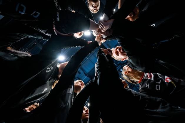Sport Bilder des Tages Handball, Frauen: Champions League, HB Ludwigsburg - Buducnost Symbolbild, Feature, Hände, Gruppe Ludwigsburg MHP Arena Baden-Württemberg Deutschland