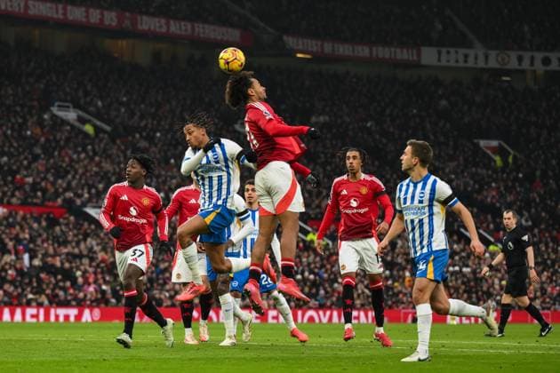 Sport Themen der Woche KW03 Sport Bilder des Tages Premier League Manchester United, ManU v Brighton and Hove Albion Joshua Zirkzee of Manchester United flicks the ball on during the Premier League match Manchester United vs Brighton and Hove Albion at Old Trafford, Manchester, United Kingdom, 19th January 2025 (Photo by Craig Thomas News Images) Copyright: xCraigxThomas NewsxImagesx