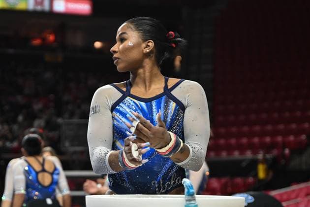 January 18, 2025, College Park, Maryland, US: JORDAN CHILES, UCLA, chalks her grips during the dual meet held at Xfinity Center in College Park, Maryland. College Park US - ZUMAs146 20250118_fap_s146_010 Copyright: xAmyxSandersonx