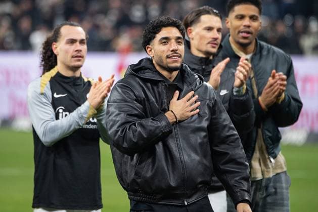 Fußball 1. Bundesliga - Eintracht Frankfurt - Borussia Dortmund am 17.01.2025 im Deutsche Bank Park in Frankfurt Omar Marmoush (Frankfurt 7) wird vor der Nordwestkurve von den Fans und der Mannschaft gefeiert und bejubelt