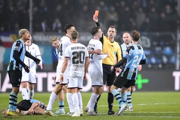 Sport Themen der Woche KW03 Sport Bilder des Tages Marc Philip Eckermann (Schiedsrichter) zeigt Yannick Deichmann (FCI, 20) die Rote Karte, Platzverweis, Feldverweis, Hinausstellung, Highlight, red card, dismissal, sending-off, Action, Aktion, Spielszene, 19.01.2025, Mannheim (Deutschland), Fussball, 3. Liga, SV Waldhof Mannheim - FC Ingolstadt 04, DFB DFL REGULATIONS PROHIBIT ANY USE OF PHOTOGRAPHS AS IMAGE SEQUENCES AND OR QUASI-VIDEO. *** Marc Philip Eckermann Referee shows Yannick Deichmann FCI, 20 the red card, sending off, sending off, highlight, red card, dismissal, sending off, action, action scene, 19 01 2025, Mannheim Germany , Football, 3 Liga, SV Waldhof Mannheim FC Ingolstadt 04, DFB DFL REGULATIONS PROHIBIT ANY USE OF PHOTOGRAPHS AS IMAGE SEQUENCES AND OR QUASI VIDEO xozx