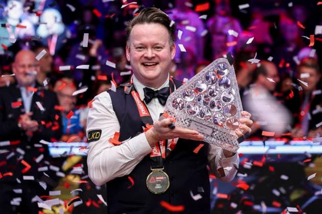 Bilder des Jahres 2025, Sport 01 Januar Sport Themen der Woche KW03 Sport Bilder des Tages 19th January 2025, Alexandra Palace, London, England; 2025 Johnstones Paint Masters Snooker Day 8; Shaun Murphy of England lifts the 2025 Johnstones Paint Masters Snooker Trophy during trophy ceremony  ActionPlus12740953 HenningxVonxJagow