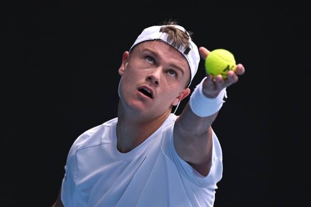 TENNIS AUSTRALIAN OPEN, Holger Rune of Denmark prepares to serve during his round 4 match against Jannik Sinner of Italy during the 2025 Australian Open at Melbourne Park in Melbourne, Monday, January 20, 2025. ( NO ARCHIVING, EDITORIAL USE ONLY, NO USE IN BOOKS WITHOUT CONSENT MELBOURNE VICTORIA AUSTRALIA  Copyright: xJAMESxROSSx 20250120196466268246