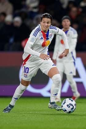 Paris, France - January 18: Dzsenifer Marozsan of Olympique Lyon controls the ball during the Arkema Premiere Ligue Feminine match between Paris Saint-Germain and Olympique Lyon at Parc des Princes on January 18, 2025 in Paris, France. (Photo by JustPictures) Paris Parc des Princes France