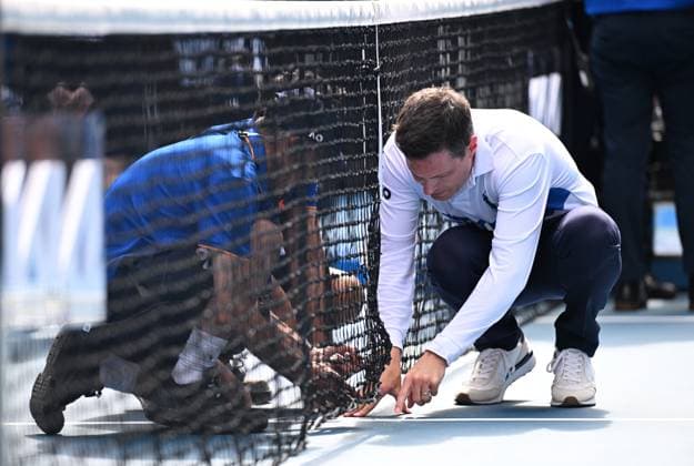TENNIS AUSTRALIAN OPEN, A compromised net causes play to be suspended during the round 4 match between as Holger Rune of Denmark and Jannik Sinner of Italy during the 2025 Australian Open at Melbourne Park in Melbourne, Monday, January 20, 2025. ( NO ARCHIVING, EDITORIAL USE ONLY, NO USE IN BOOKS WITHOUT CONSENT MELBOURNE VICTORIA AUSTRALIA  Copyright: xJAMESxROSSx 20250120145923200465