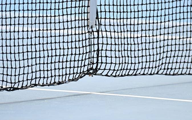 TENNIS AUSTRALIAN OPEN, A broken net causes play to be suspended during the round 4 match between as Holger Rune of Denmark and Jannik Sinner of Italy during the 2025 Australian Open at Melbourne Park in Melbourne, Monday, January 20, 2025. ( NO ARCHIVING, EDITORIAL USE ONLY, NO USE IN BOOKS WITHOUT CONSENT MELBOURNE VICTORIA AUSTRALIA  Copyright: xJAMESxROSSx 20250120117799055014