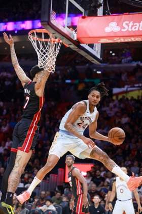 Sport Themen der Woche KW03 Sport Bilder des Tages San Antonio Spurs guard Devin Vassell (R) passes around Miami Heat center Kel el Ware (L) during the first half of the NBA, Basketball Herren, USA basketball game between the Miami Heat and the San Antonio Spurs at Kaseya Center in Miami, Florida, USA, 19 February 2025. San Antonio Spurs at Miami Heat !ACHTUNG: NUR REDAKTIONELLE NUTZUNG!  Copyright: xRHONAxWISEx AME2563 0796054706st