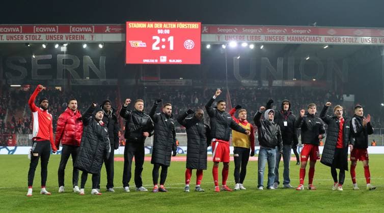 Sport Themen der Woche KW03 Sport Bilder des Tages Unionmannschaft feiert Sieg vor den Fans, Anzeigetafel mit Endergebnis 2:1 Freude Emotion Jubel Fußball Fussball Bundesliga Herren DFL 18. Spieltag Saison 2024 2025 19.01.2025 1.FC Union Berlin FCU vs. 1.FSV Mainz 05 DFL regulations prohibit any use of photographs as image sequences and or quasi-video. *** Unionmannschaft celebrates victory in front of the fans, scoreboard with final score 2 1 Joy Emotion Cheers Sport Football Soccer Bundesliga Men DFL 18 Matchday Season 2024 2025 19 01 2025 1 FC Union Berlin FCU vs 1 FSV Mainz 05 DFL regulations prohibit any use of photographs as image sequences and or quasi video