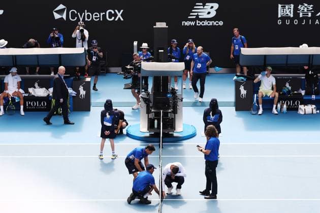 Officials attend to the broken net during the fourth round match between Rune and Sinner Australian Open, Day Nine, Tennis, Melbourne Park, Melbourne, Australia - 20 Jan 2025  Copyright: xEllaxLing Shutterstockx 15105040bv