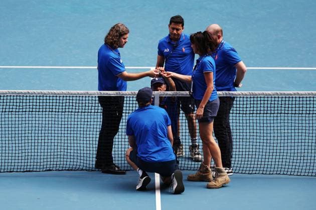 Officials attend to the broken net during the fourth round match between Rune and Sinner Australian Open, Day Nine, Tennis, Melbourne Park, Melbourne, Australia - 20 Jan 2025  Copyright: xEllaxLing Shutterstockx 15105040ca