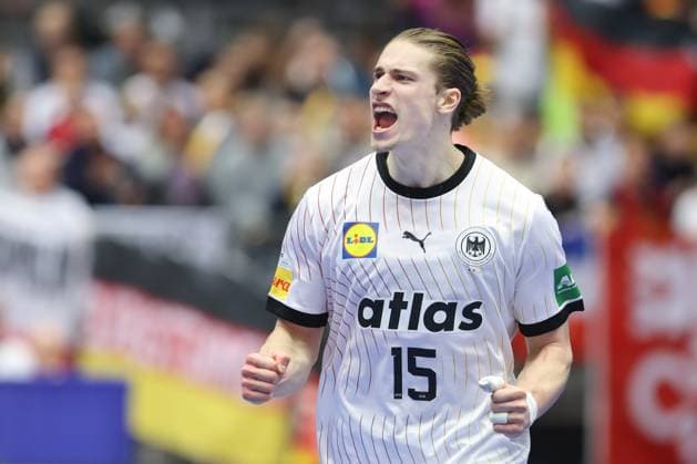 Deutschland - Tschechien, IHF WM 2025 Juri Knorr (Deutschland, 15) läuft nach einem Torerfolg jubelnd zurück in die eigene Hälfte. Handball IHF Weltmeisterschaft, Länderspiel zwischen Deutschland und Tschechien am 19. Januar 2025 in Herning (Dänemark)., Herning Dänemark Jyske Bank Boxen