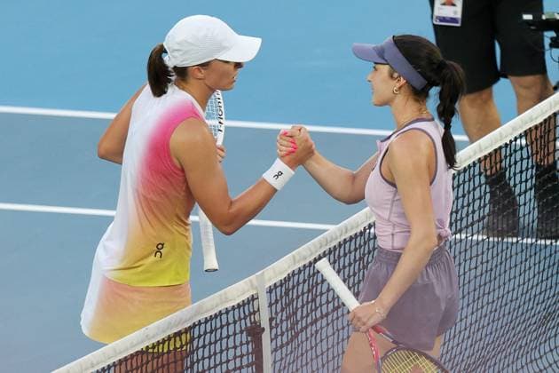 Eva Lys and Iga Swiatek meet at the net after their fourth round match in the Rod Laver Arena Australian Open, Day Nine, Tennis, Melbourne Park, Melbourne, Australia - 20 Jan 2025  Copyright: xRachelxBach Shutterstockx 15105043el
