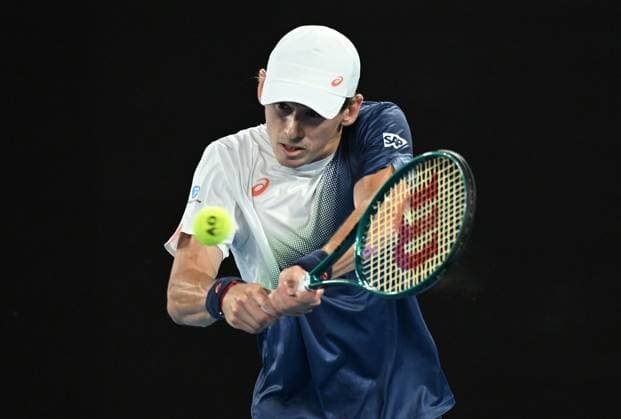 TENNIS AUSTRALIAN OPEN, Alex De Minaur of Australia returns during his round 4 match against Alex Michelsen of USA during the 2025 Australian Open at Melbourne Park in Melbourne, Monday, January 20, 2025. ( NO ARCHIVING, EDITORIAL USE ONLY, NO USE IN BOOKS WITHOUT CONSENT MELBOURNE VICTORIA AUSTRALIA  Copyright: xJAMESxROSSx 20250120178101005800