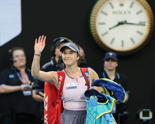 Eva Lys winkt und verabschiedet sich von den Zuschauern,Fans nach der Niederlage, Australian Open 2025, Melbourne Park, Melbourne, Victoria, Australia. Copyright: xJuergenxHasenkopfx