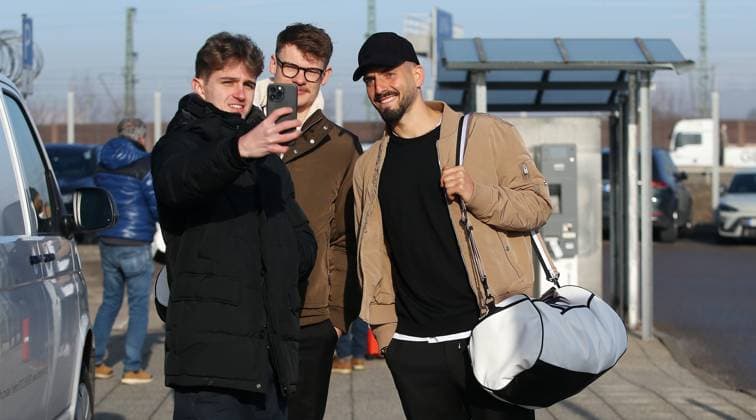 BAU 20.01.2025 Stuttgart Fußball VfB Stuttgart Abflug nach Bratislava, Alexander Nübel (Mitte) und Fabian Bredlow (rechts) machen Fotos mit den Fans