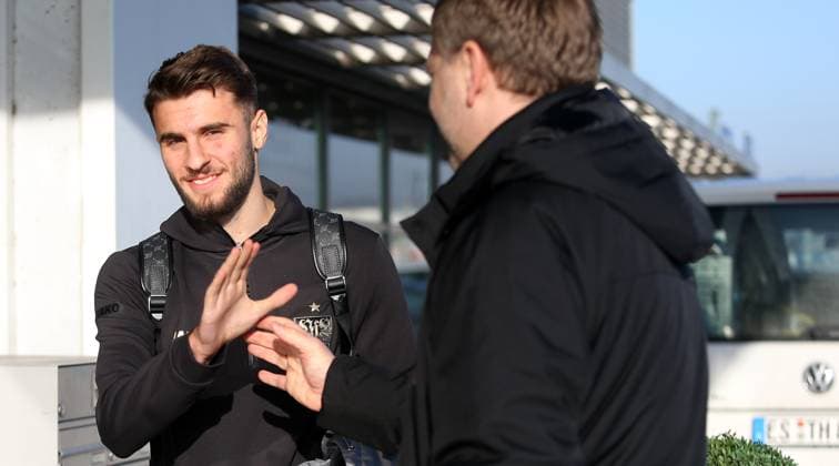 BAU 20.01.2025 Stuttgart Fußball VfB Stuttgart Abflug nach Bratislava, Eliot Bujupi (links)