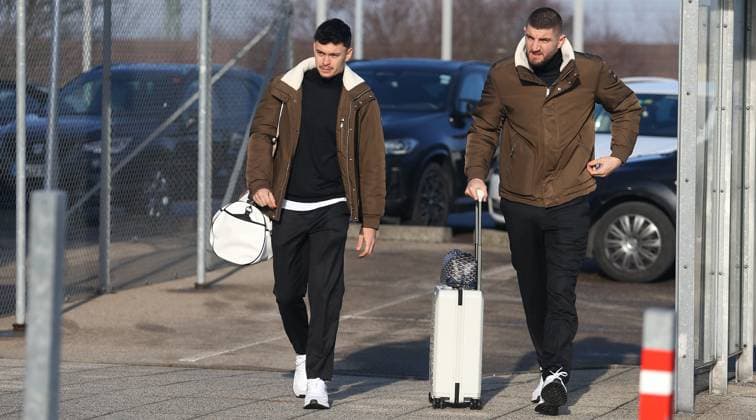 BAU 20.01.2025 Stuttgart Fußball VfB Stuttgart Abflug nach Bratislava, v.l. Fabian Rieder, Jeff Chabot