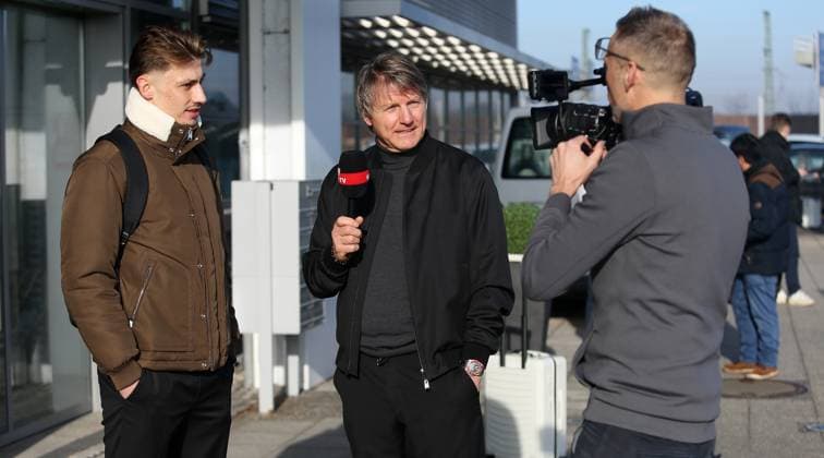 BAU 20.01.2025 Stuttgart Fußball VfB Stuttgart Abflug nach Bratislava, v.l. Anthony Rouault, Peter Reichert, Holger Laser