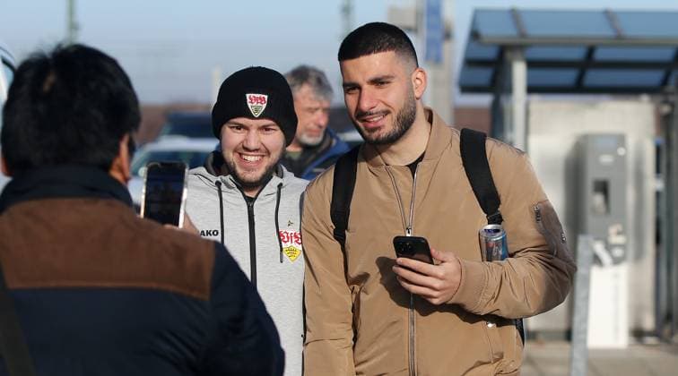 BAU 20.01.2025 Stuttgart Fußball VfB Stuttgart Abflug nach Bratislava, Deniz Undav lässt sich mit einem Fan fotografieren