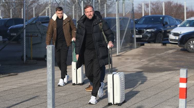BAU 20.01.2025 Stuttgart Fußball VfB Stuttgart Abflug nach Bratislava, v.l. Ermedin Demirovic, Trainer Sebastian Hoeneß