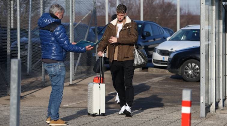 BAU 20.01.2025 Stuttgart Fußball VfB Stuttgart Abflug nach Bratislava, Atakan Karazor (Mitte)